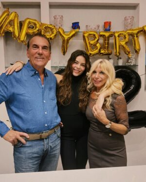 Eleonora Gaggero Instagram - Ieri non ho festeggiato solo 22 anni, ma anche 10 anni dal mio primo film “Fratelli Unici”. 10 anni che ho messo per la prima volta piede su un set cinematografico innamorandomene per sempre. È incredibile come il tempo vola in un soffio. Non sarò mai abbastanza grata a tutte le persone che in questi 10 anni mi hanno seguita sui social dandomi sempre sostegno e amore, venendo ai miei firma copie e leggendo i miei libri. Vi sarò grata per tutta la vita. In queste foto sono presenti tutte le persone che mi conoscono da prima che iniziassi il percorso nel mondo dello spettacolo e sono le uniche che non hanno mai abbandonato il mio fianco, sostenendomi sempre. Sono la persona più fortunata del mondo perché oltre che fare il lavoro dei miei sogni ho la fortuna immensa di avere genitori che mi amano alla follia, una sorella che è la mia migliore amica e tutti i 4 nonni. Sono circondata d’amore e spero di poterlo dare agli altri a mia volta. Grazie. 🙏🏻