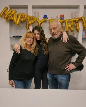 Eleonora Gaggero Instagram - Ieri non ho festeggiato solo 22 anni, ma anche 10 anni dal mio primo film “Fratelli Unici”. 10 anni che ho messo per la prima volta piede su un set cinematografico innamorandomene per sempre. È incredibile come il tempo vola in un soffio. Non sarò mai abbastanza grata a tutte le persone che in questi 10 anni mi hanno seguita sui social dandomi sempre sostegno e amore, venendo ai miei firma copie e leggendo i miei libri. Vi sarò grata per tutta la vita. In queste foto sono presenti tutte le persone che mi conoscono da prima che iniziassi il percorso nel mondo dello spettacolo e sono le uniche che non hanno mai abbandonato il mio fianco, sostenendomi sempre. Sono la persona più fortunata del mondo perché oltre che fare il lavoro dei miei sogni ho la fortuna immensa di avere genitori che mi amano alla follia, una sorella che è la mia migliore amica e tutti i 4 nonni. Sono circondata d’amore e spero di poterlo dare agli altri a mia volta. Grazie. 🙏🏻