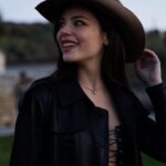 Eleonora Gaggero Instagram - “La ricetta per essere felici? È una domanda che mi pongono spesso, ma noi esseri umani non siamo fatti per arrivare ad un approdo definitivo, ma per stare in viaggio. Questo è un po’ il grande tema, qualcosa che ti faccia, pur nell’orrore e nello smarrimento, rimanere aggrappato alla vita”.
