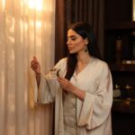 Elham Ali Instagram - مقدمك خير، ياللي ماتشبه الغير مقدمك خير، يا شهر الخير🌙 مبارك عليكم الشهر الفضيل وتقبل الله منا ومنكم صالح الأعمال 🤲🏻🫶🏼 #الهام_علي #مقدمك_خير #ابيات @abyatksa @abyatkuwait
