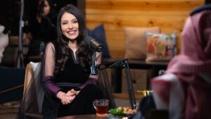 Elham Ali Instagram - وصارت حلقتنا بين ايديكم على منصة #شاهد مجاناً
ومع ضيفنا العزيز #محمد_الروقي وحديث عن عظمة بلدنا العظيم في #يوم_التأسيس 🇸🇦
شكراً بحجم السما لقناة #الثقافية على هذا الـ #بودكاست اللي فادنا ويارب نقدر نفيد فيه🙏🏻🤍
البودكاست يعرض على:
Apple Podcasts, MBCMOOD, Anghami, Spotify, Deeser
#يوم_بدينا🇸🇦 
#يوم_التأسيس_بودكاست
#mbcpodcasts 
@mbcpodcastsofficial 
@thaqafeyah 
@kld_sqr 
@rose_designer11