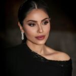 Elham Ali Instagram - صور من الحفل الأضخم #joyawards2024 🤍🖤 شكراً لكل القائمين على هذا الحفل وعلى رأسهم معالي المستشار #تركي_أل_الشيخ @turkialalshik سعيدة بتواجدي ضمن الفئة النهائية لأفضل ممثلة سينمائية والف مليون مبروك لكل الفائزين والمكرمين.. وبقولكم معلومة أنا جائزتي شايلتها بيدي 💚 شكراً لكم عائلتي القوية اللي داعمتني من البدايات ويارب اكون دايماً قد هالثقة احبكم كثير 🤍 #الهام_علي Dress @avarofiglio Clutch,limited edition @judithleiberny Diamonds @alfardanjewellery @alfardanjewellery.ksa Makeup artist @furatabaalkhail Hairstylist @ebtssam_hair Photographer @manartamim @mohannad_am Special thanks to @ho_01august2014 & @abdulrahmanamjad & @kld_sqr 🖤🤍