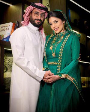 Elham Ali Instagram - وهل يُلام الطفل في حُب أمه؟
#السعودي_لايلام 🇸🇦💚
الحمد لله على نعمة #سعوديتنا 

Designer @saraaltwaim.s 
Styled by @ziadalsaleh 
Special thanks to:
@abdulrahmanamjad 
@hana_m_abdullah 
@asaljehanii 
@mohannad_am 
@mbctalent 
@hanan.ello 
#الهام_علي #خالد_صقر
#اليوم_الوطني_السعودي 
🇸🇦🇸🇦🇸🇦🇸🇦🇸🇦🇸🇦🇸🇦