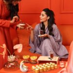 Elham Ali Instagram - سلم عائلتي يا الله ،خلهم لأهلهم يالله 😁🌙 ودخلنا منتصف #شهر_الخير ، تقبل الله منا ومنكم صالح الأعمال يارب 🤲🏻 ومع #ابيات #القرقيعان غير 🤍 #الهام_علي @abyatksa @abyatkuwait