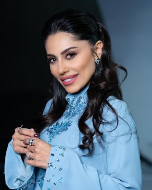 Elham Ali Instagram - تجربة مختلفة بكلّ المقاييس مع برنامج #عينك_على_مين، واللي يعرض على قناة الـ @sbc_channel 
لقائي كان في بدايته مع شخصية افتراضية اسمها سلطان والغريب اكثر انه يتعامل معك بشكل طبيعي جداً
إلى الحظات الاخيرة اللي ينكشف الستار عن شخصية سلطان ويظهر امامي شخصية بعتقادي هي واحده من اهم وانجح الاسماء في وطنا العربي
المقدم الرائع والمتمكن والعزيز #نيشان 
@neshantv 
لقاء مختلف مع شخصية مميزة، اللقاء صار متوفر الان على اليوتيوب للي وده يشوفه
شكراً على هذا اللقاء🤍
Styled by @ziadalsaleh 
Jewelry @adibamaison 
Dress @khaledandmarwan 
Hairstyle @fajur505 
Makeup artist @hanin.adeeb 
Photographer @mohannad_am 
Special thanks to @abdulrahmanamjad @firashaleemi 
#الهام_علي