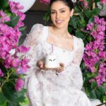 Elham Ali Instagram - انتهى يوم ميلادي شكراً بحجم السموات والأرض لكل من هناني والحمدلله على وجودكم بحياتي ❤️🎂 Styled by @ziadalsaleh Dress @hhart.uae Jewelry @alfardanjewellery.ksa Photo by @mohannad_am Personal assistant @hana_m_abdullah Agency @mbctalent #الهام_علي #احبكم_بجنون♾️