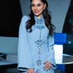 Elham Ali Instagram - تجربة مختلفة بكلّ المقاييس مع برنامج #عينك_على_مين، واللي يعرض على قناة الـ @sbc_channel لقائي كان في بدايته مع شخصية افتراضية اسمها سلطان والغريب اكثر انه يتعامل معك بشكل طبيعي جداً إلى الحظات الاخيرة اللي ينكشف الستار عن شخصية سلطان ويظهر امامي شخصية بعتقادي هي واحده من اهم وانجح الاسماء في وطنا العربي المقدم الرائع والمتمكن والعزيز #نيشان @neshantv لقاء مختلف مع شخصية مميزة، اللقاء صار متوفر الان على اليوتيوب للي وده يشوفه شكراً على هذا اللقاء🤍 Styled by @ziadalsaleh Jewelry @adibamaison Dress @khaledandmarwan Hairstyle @fajur505 Makeup artist @hanin.adeeb Photographer @mohannad_am Special thanks to @abdulrahmanamjad @firashaleemi #الهام_علي