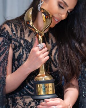 Elham Ali Instagram - ‎اعمل بهدوء ، ودع النجاح يصنع الضجيج 🏆

‎فرحانة بتكريمي في مهرجان #ضيافه
#diafa 
‎بدورته السابعه، شكراً لكل العائلة الداعمة لي، واتمنى القادم يكون اجمل واجمل يارب العالمين❤️🥹
‎ومبروك لكل المكرمين في المهرجان
‎شكراً اهلي في الامارات على هذا التقدير
‎وربي يجمعنا دائماً على خير ❤️ 

Designer @tedkhoury 
Styled by @ziadalsaleh 
Jewelry @alfardanjewellery.dxb 
Makeup & hair @pascalezouein 
Photographer @mohannad_am 
Special thanks to.. 
@diafaofficial 
@mbctalent 
@abdulrahmanamjad 
#الهام_علي