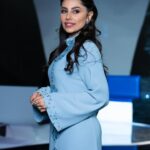 Elham Ali Instagram - تجربة مختلفة بكلّ المقاييس مع برنامج #عينك_على_مين، واللي يعرض على قناة الـ @sbc_channel لقائي كان في بدايته مع شخصية افتراضية اسمها سلطان والغريب اكثر انه يتعامل معك بشكل طبيعي جداً إلى الحظات الاخيرة اللي ينكشف الستار عن شخصية سلطان ويظهر امامي شخصية بعتقادي هي واحده من اهم وانجح الاسماء في وطنا العربي المقدم الرائع والمتمكن والعزيز #نيشان @neshantv لقاء مختلف مع شخصية مميزة، اللقاء صار متوفر الان على اليوتيوب للي وده يشوفه شكراً على هذا اللقاء🤍 Styled by @ziadalsaleh Jewelry @adibamaison Dress @khaledandmarwan Hairstyle @fajur505 Makeup artist @hanin.adeeb Photographer @mohannad_am Special thanks to @abdulrahmanamjad @firashaleemi #الهام_علي