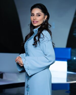 Elham Ali Instagram - تجربة مختلفة بكلّ المقاييس مع برنامج #عينك_على_مين، واللي يعرض على قناة الـ @sbc_channel 
لقائي كان في بدايته مع شخصية افتراضية اسمها سلطان والغريب اكثر انه يتعامل معك بشكل طبيعي جداً
إلى الحظات الاخيرة اللي ينكشف الستار عن شخصية سلطان ويظهر امامي شخصية بعتقادي هي واحده من اهم وانجح الاسماء في وطنا العربي
المقدم الرائع والمتمكن والعزيز #نيشان 
@neshantv 
لقاء مختلف مع شخصية مميزة، اللقاء صار متوفر الان على اليوتيوب للي وده يشوفه
شكراً على هذا اللقاء🤍
Styled by @ziadalsaleh 
Jewelry @adibamaison 
Dress @khaledandmarwan 
Hairstyle @fajur505 
Makeup artist @hanin.adeeb 
Photographer @mohannad_am 
Special thanks to @abdulrahmanamjad @firashaleemi 
#الهام_علي