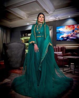 Elham Ali Instagram - وهل يُلام الطفل في حُب أمه؟
#السعودي_لايلام 🇸🇦💚
الحمد لله على نعمة #سعوديتنا 

Designer @saraaltwaim.s 
Styled by @ziadalsaleh 
Special thanks to:
@abdulrahmanamjad 
@hana_m_abdullah 
@asaljehanii 
@mohannad_am 
@mbctalent 
@hanan.ello 
#الهام_علي #خالد_صقر
#اليوم_الوطني_السعودي 
🇸🇦🇸🇦🇸🇦🇸🇦🇸🇦🇸🇦🇸🇦