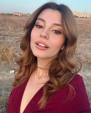 Elif Doğan Instagram - enter my lipgloss era 💋
