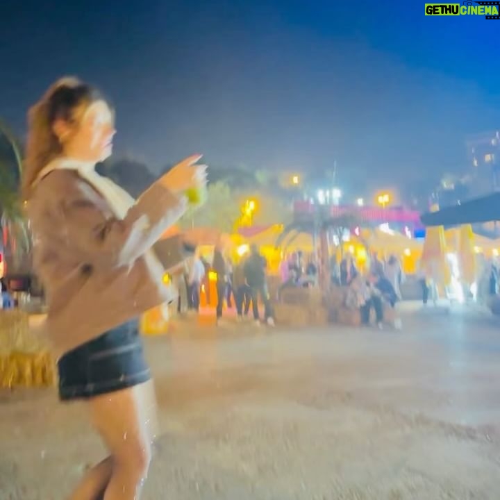 Elif Doğan Instagram - bazen süper kahramanlar buluşur ve partiler ⚡️💃🏻💥