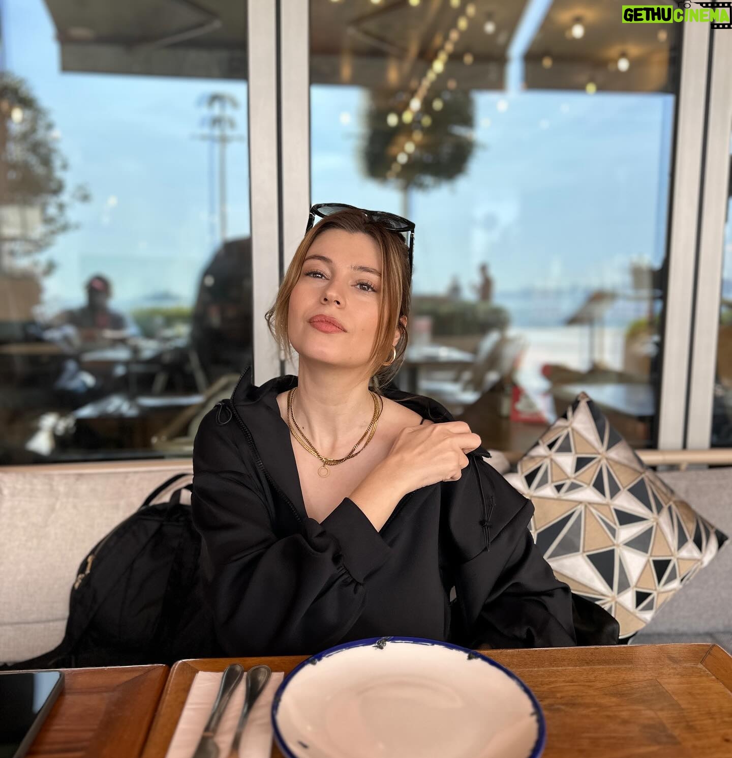 Elif Doğan Instagram - kırk yılda bir şarkı eklemeye çalıştım olmadı.. call me çalsanıza 🎧