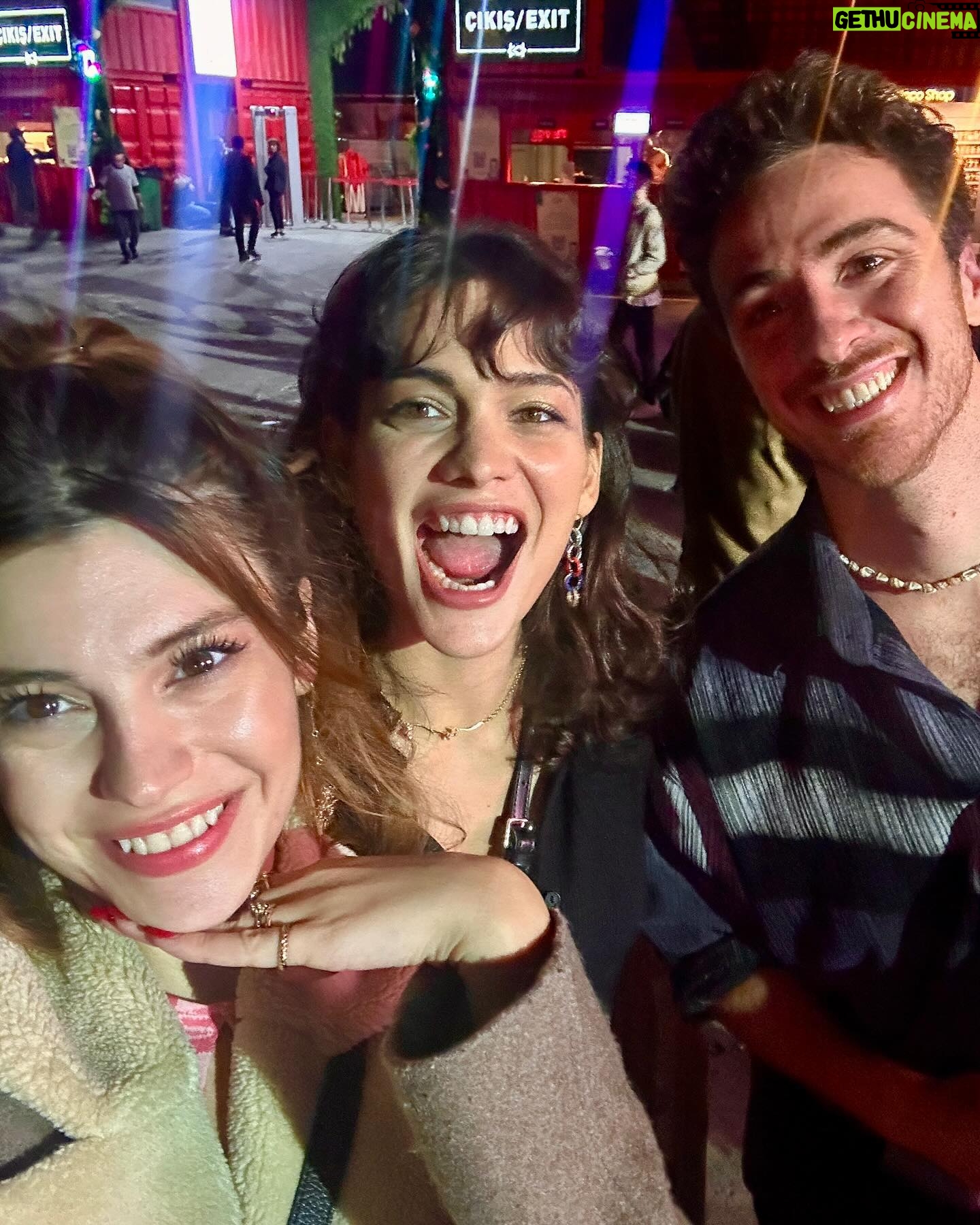 Elif Doğan Instagram - bazen süper kahramanlar buluşur ve partiler ⚡️💃🏻💥