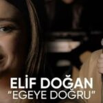 Elif Doğan Instagram – Yolun 3’de 2’sini kat ettik şaka maka. 20 birbirinden kıymetli sanatçı, misafir oldu şarkılarıma. Ne mutlu 🩵
Elif Doğan ile “Ege’ye Doğru” söyledik, Ege’nin mavisinde süzülerek. Öyle güzel, öyle güçlü bir yorumu var ki Elif’in. Ne söylesem az kalır. Heyecanını keyfe dönüştürdü, naifliğini sözlere iliştirdi, Ege’nin “iki yakasını bir” ettik beraberce… Ege’ye yazılmış en güzel mısralar bence bu şarkıda. Tahmin edin kimin imzası var yine… Elbette; Ömer Teoman ❤️ Videonun tamamını Bora Öztoprak Youtube kanalından izleyebilirsiniz!