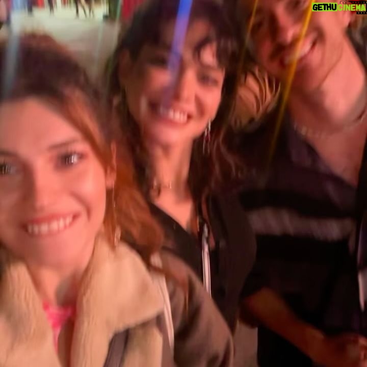 Elif Doğan Instagram - bazen süper kahramanlar buluşur ve partiler ⚡️💃🏻💥