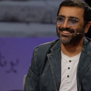 Elika Abdolrazzaghi Instagram - مهمانی داریم که دلش به زلالی رنگ چشماشه، یه دهه پنجاهی که خاطرات مشترک و خوبی از میانه‌ی دهه هفتاد برای همه‌ی ما ساخته از سریال مختار تا فیلم ملک سلیمان، از تلویزیون تا سینما.
امین زندگانی حالا تقریبا سه دهه است که در قاب تلویزیون و پرده سینما و در عین حال دل مردم ایران نشسته تا امشب و در ساعت آشنای پخش چهل تیکه از راهی که آمده برای ما خاطره بگه.
با ما، میزبانی محمدرضا علیمردانی و مهمان خاطره‌ساز ما همراه باشید.
در شبی پر خاطره از سرزمین اشک‌ها و لبخندها و قابِ دلنشین شبکه‌ی نسیم با ما همراه باشید برای خندیدن از سر شوق و اشک ریختن برای خاطرات دور.
پخش ساعت ۲۱:۰۰ از شبکه نسیم.
تکرار ساعت ۰۰:۲ ، ۰۰:۹ ،۱۴:۰۰
ما چهل تیکه‌ایم،
میزبان خاطره‌سازها، میهمان خاطره‌بازها