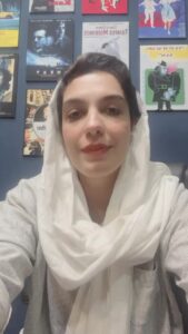 Elika Abdolrazzaghi Instagram - ممنون که اینقدر متعصبانه پدرخوانده تماشا میکنید اما بدانید و آگاه باشید که کامبیز دیرباز آنقدر دلسوزانه و عادلانه بازی رو مدیریت میکنن که امکان نداره خطایی اینچنین بکنن ،خیالتون راحت عزیزان دل