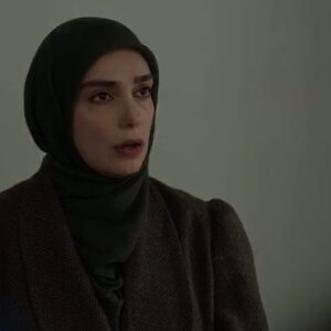Elika Abdolrazzaghi Instagram - ◽برف بی صدا می بارد مجدداً به آنتن شبکه سه سیما بر می گردد

▫️فیلمنامه سریال برف بی صدا می بارد  به کارگردانی پوریا آذربایجانی و تهیه کنندگی محمدرضا شفیعی برای ۲۰۰ قسمت به قلم مرحوم مسعود بهبهانی نیا نگاشته شده است. که فصل اول سریال شامل ۱۰۰قسمت بوده که سال گذشته ۶۸ قسمت آن از شبکه سه سیما پخش و با استقبال مخاطبان مواجه گردید.به دلیل همزمانی با عید نوروز و ماه رمضان پخش سریال متوقف گردید و اکنون قرار است ۳۲ قسمت باقی مانده فصل اول بعد از سریال "تازه وارد" روی آنتن شبکه سه سیما برود.
تصویربرداری فصل اول سریال، اردیبهشت ماه سال جاری به پایان رسید و برای ساخت فصل دوم سریال شامل ۱۰۰ قسمت دوم هنوز تصمیمی گرفته نشده است.

▫️فرهاد آئیش، مائده طهماسبی، پوریا پور سرخ، الیکا عبدالرزاقی، پوریا شکیبایی، پاشا رستمی، پانته آ سیروس، مریم شیرازی، مهسا طهماسبی، آتیلا پسیانی، ثریا قاسمی، فریبا متخصص، امید روحانی، مینا وحید، سیامک ادیب، هاله گرجی، هادی دیباجی، شایسته ایرانی، رضا رویگری، امیر جنانی، سینا کرمی، یحیی توسلی، ستاره حیدرآبادی، نورا حنیف زاده، آیهان شایگان و.....ترکیب بازیگران این سریال را تشکیل می دهند. 

▫️ سایر عوامل «برف بی‌صدا می‌بارد» عبارتند از: مدیر تولید: سامان شعشعه، مدیر برنامه‌ریزی و دستیار اول کارگردان: امیر سلیمانی، مدیر تصویربرداری: مجید محمدقلی، مدیر صدابرداری: سامان شهامت، منشی صحنه: هدیه نصیری، طراح لباس: چکامه میرخانجانی، طراح صحنه: علی مربی، طراح گریم: کامران خلج، مدیر تدارکات: سعید رضوی، تدوین: خشایار موحدیان، سعید سیاح، جلوه‌های ویژه میدانی: حمید رسولیان، عکاس: مونا سرتوه، مشاور رسانه‌ای: سروناز مظاهری، مجری طرح: موسسه فرهنگی هنری وصف صبا