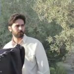 Elika Abdolrazzaghi Instagram - . "پاشا رستمی «احمد» را زندگی می‌کند " ▫️پاشارستمی در نقش « احمد » در سریال «#برف بی صدا می بارد» به کارگردانی #پوریاآذربایجانی، تهیه کنندگی #محمدرضاشفیعی و نویسندگی زنده‌یاد مسعود بهبهانی‌نیا به ایفای نقش می‌پردازد. ▫️«#برف بی صدا می بارد» عنوان سریال دو فصلی است که داستان آن در دهه‌های 60، 70، 90 می‌گذرد. این سریال 250 قسمتی محصول فیلم و سریال شبکه سه سیماست. تصویر برداری پشت صحنه وساخت تیزر :عرفان یوسفی،محمد حسین آبایی عكس:مونا سرتوه ‏ @mohammadraza_shafiei @pouryaazarbayjani @pasharo @vasfesaba
