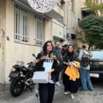 Elika Abdolrazzaghi Instagram - ممنونم از همه عزیزانم که به یادم بودند در تولدچهل و سه سالگی اتفاق تصویر:بچه ها میخوستند سورپرایزم کنن سر تمرین ،پشت در موندن .منم زود رسیدم و در واقع اونا سورپرایز شدن در عکس مریم بعنوان مامان گروه ، استرس گرفته که چرا برنامه درست پیش نرفته پانی هم چون کوه و کمر در دسترس نیست ،امشغول شیطنت پشت سرمه ،برای همین در عکس مشخص نیست .عاشقتم مهربونااااااا😍😍😍 پاشای با معرفت هم که دمش گرم یه مشت بامرام رفیقامن 😍😍😍😍😍