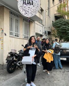 Elika Abdolrazzaghi Instagram - ممنونم از همه عزیزانم که به یادم بودند در تولدچهل و سه سالگی اتفاق تصویر:بچه ها میخوستند سورپرایزم کنن سر تمرین ،پشت در موندن .منم زود رسیدم و در واقع اونا سورپرایز شدن در عکس مریم بعنوان مامان گروه ، استرس گرفته که چرا برنامه درست پیش نرفته پانی هم چون کوه و کمر در دسترس نیست ،امشغول شیطنت پشت سرمه ،برای همین در عکس مشخص نیست .عاشقتم مهربونااااااا😍😍😍 پاشای با معرفت هم که دمش گرم یه مشت بامرام رفیقامن 😍😍😍😍😍