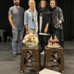 Elika Abdolrazzaghi Instagram - ممنونم از همه عزیزانم که به یادم بودند در تولدچهل و سه سالگی اتفاق تصویر:بچه ها میخوستند سورپرایزم کنن سر تمرین ،پشت در موندن .منم زود رسیدم و در واقع اونا سورپرایز شدن در عکس مریم بعنوان مامان گروه ، استرس گرفته که چرا برنامه درست پیش نرفته پانی هم چون کوه و کمر در دسترس نیست ،امشغول شیطنت پشت سرمه ،برای همین در عکس مشخص نیست .عاشقتم مهربونااااااا😍😍😍 پاشای با معرفت هم که دمش گرم یه مشت بامرام رفیقامن 😍😍😍😍😍