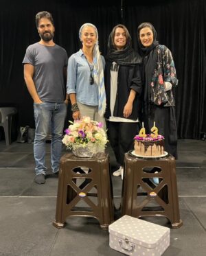 Elika Abdolrazzaghi Instagram - ممنونم از همه عزیزانم که به یادم  بودند در تولدچهل و سه سالگی 
اتفاق تصویر:بچه ها میخوستند سورپرایزم کنن سر تمرین ،پشت در موندن .منم زود رسیدم و در واقع اونا سورپرایز شدن 
در عکس مریم بعنوان مامان گروه ، استرس گرفته که چرا برنامه درست پیش نرفته 
پانی هم چون کوه و کمر در دسترس نیست ،امشغول شیطنت پشت سرمه ،برای همین در عکس مشخص نیست .عاشقتم مهربونااااااا😍😍😍
پاشای با معرفت هم که دمش گرم 
یه مشت بامرام رفیقامن 😍😍😍😍😍