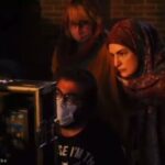 Elika Abdolrazzaghi Instagram - "مریم شیرازی «نسرین» را زندگی می‌کند" ◽️مریم شیرازی در نقش «نسرین» در سریال «برف بی‌صدا می‌بارد» به کارگردانی #پوریاآذربایجانی، تهیه‌کنندگی #محمدرضاشفیعی و نویسندگی زنده‌یاد مسعود بهبهانی‌نیا به ایفای نقش می‌پردازد. «برف بی‌صدا می‌بارد» عنوان سریال دو فصلی است که داستان آن در دهه‌های 60، 70، 90 می‌گذرد. این سریال 250 قسمتی محصول فیلم و سریال شبکه سه سیماست. تصویربرداری پشت‌صحنه و ساخت تیزر: عرفان یوسفی، محمدحسین آبایی #مریم_شیرازی ◦