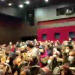Elika Abdolrazzaghi Instagram - هر شب در تماشاخانه ایرانشهر سالن استاد ناظرزاده ساعت هشت و نیم تهیه بلیت از سایت تیوال ،البته بصورت حضوری هم میتونید تهیه کنید 🥰🥰🥰🥰🥰 #امین_زندگانی #تیوال #تماشاخانه_ایرانشهر #الیکا_عبدالرزاقی #هنر#سینمایش