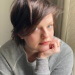 Elisabeth Moss Instagram - Welcome to 1992 🖤 @appletv new cut and color by @tommy_buckett makeup by @danielmartin #ShiningGirls