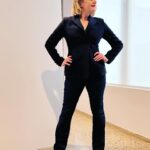 Elisabeth Moss Instagram - Oh hi. @appletvplus #shininggirls premieres April 29 😎@loveandsqualorpictures