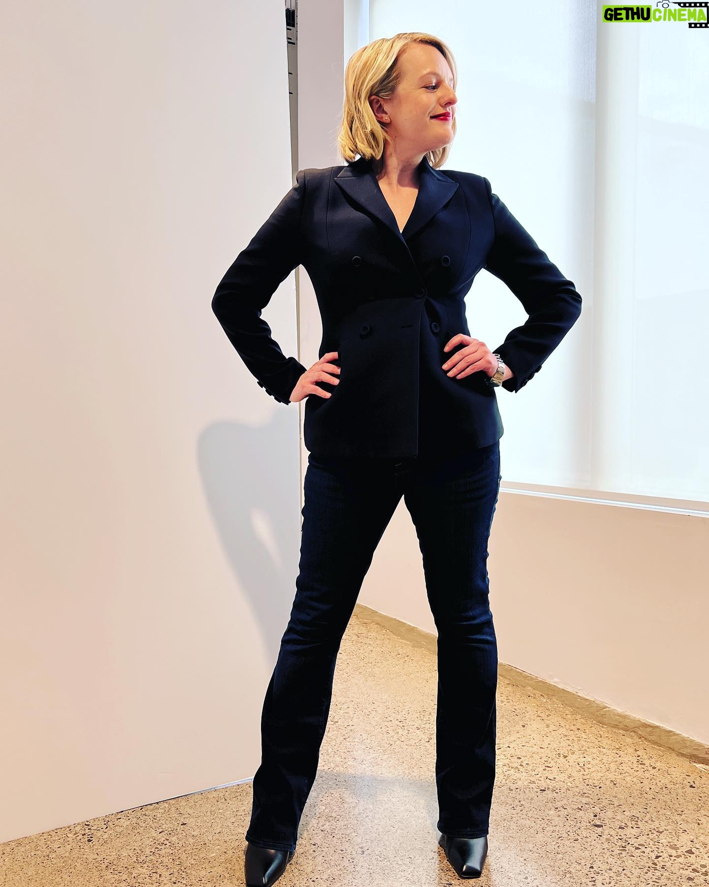 Elisabeth Moss Instagram - Oh hi. @appletvplus #shininggirls premieres April 29 😎@loveandsqualorpictures