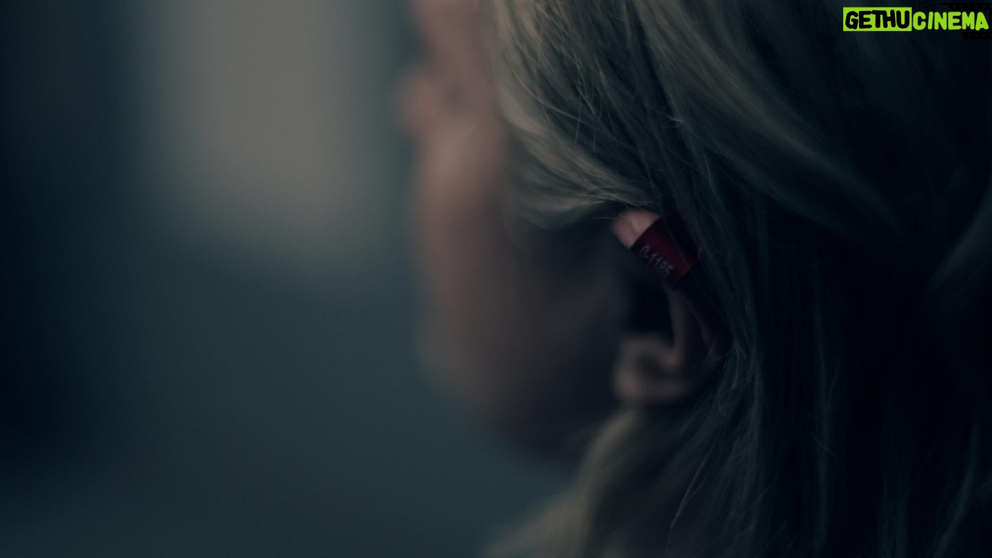 Elisabeth Moss Instagram - 7 days left… @handmaidsonhulu #thehandmaidstale 📷 @nicdaleydp