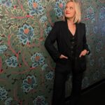 Elisabeth Moss Instagram - Thank you for having me Jimmy, always so nice to see you!! 😘 @jimmykimmel @jimmykimmellive @chloehartstein @bella_freud @tommy_buckett @danielmartin @joannavargas @joannavargas #thehandmaidstale