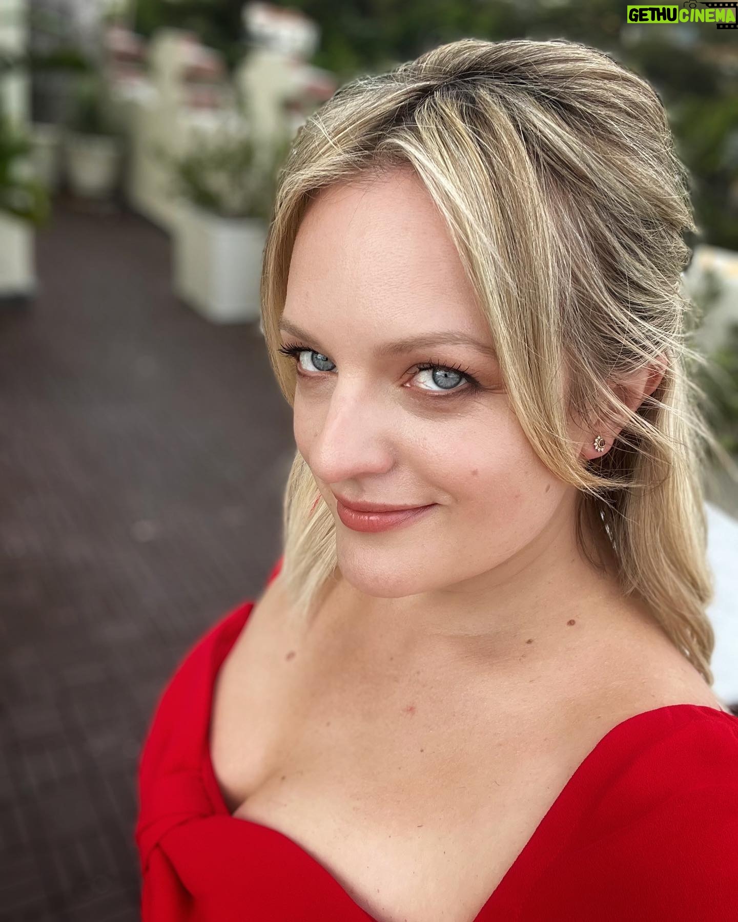 Elisabeth Moss Instagram - 😘 @mrselfportrait @chloehartstein @kayleenmcadams @cervandohair @joannavargas @joannavargasnyc @handmaidsonhulu #thehandmaidstale