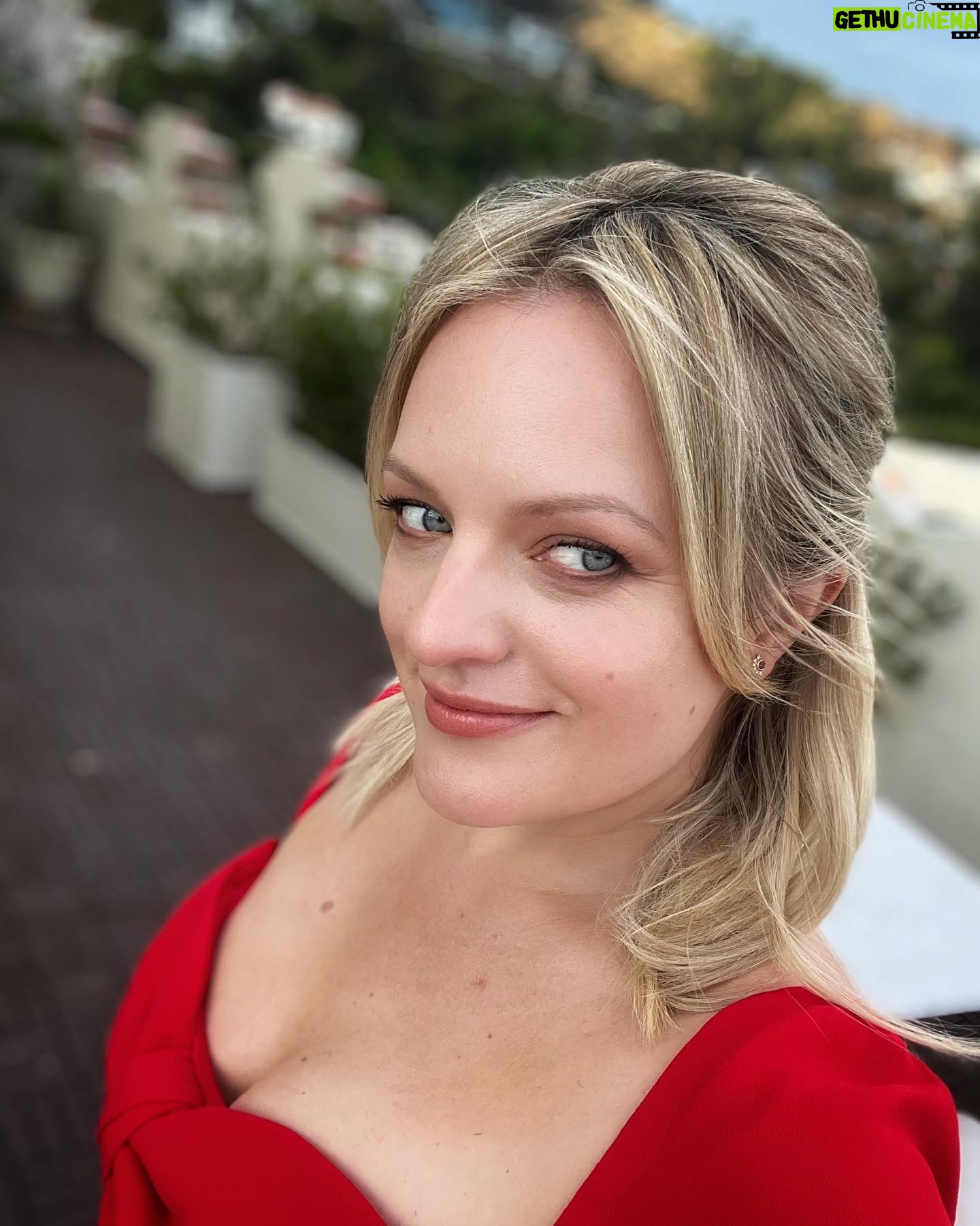 Elisabeth Moss Instagram - 😘 @mrselfportrait @chloehartstein @kayleenmcadams @cervandohair @joannavargas @joannavargasnyc @handmaidsonhulu #thehandmaidstale