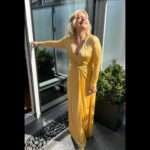 Elisabeth Moss Instagram - 💛💛💛 @chloehartstein @tommy_buckett @danielmartin @joannavargas @joannavargasnyc @tiff_net @handmaidsonhulu @stjohn #thehandmaidstale
