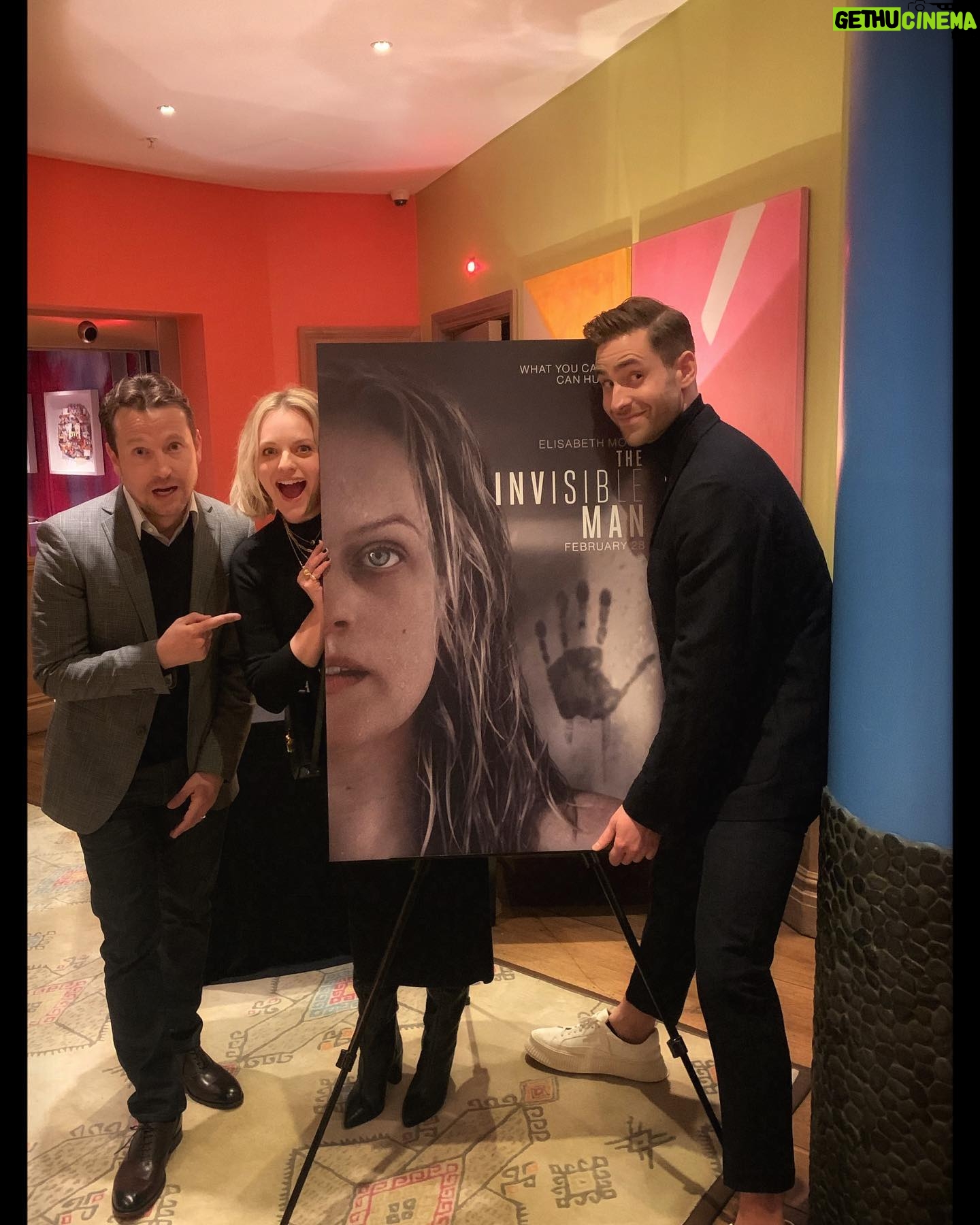Elisabeth Moss Instagram - No @ojacksoncohen you cannot have another poster of me in your home... it’s just getting weird... 🤦🏼♀️ @theinvisiblemanmovie @glamouruk #leighwannell #theinvisibleman 🖤
