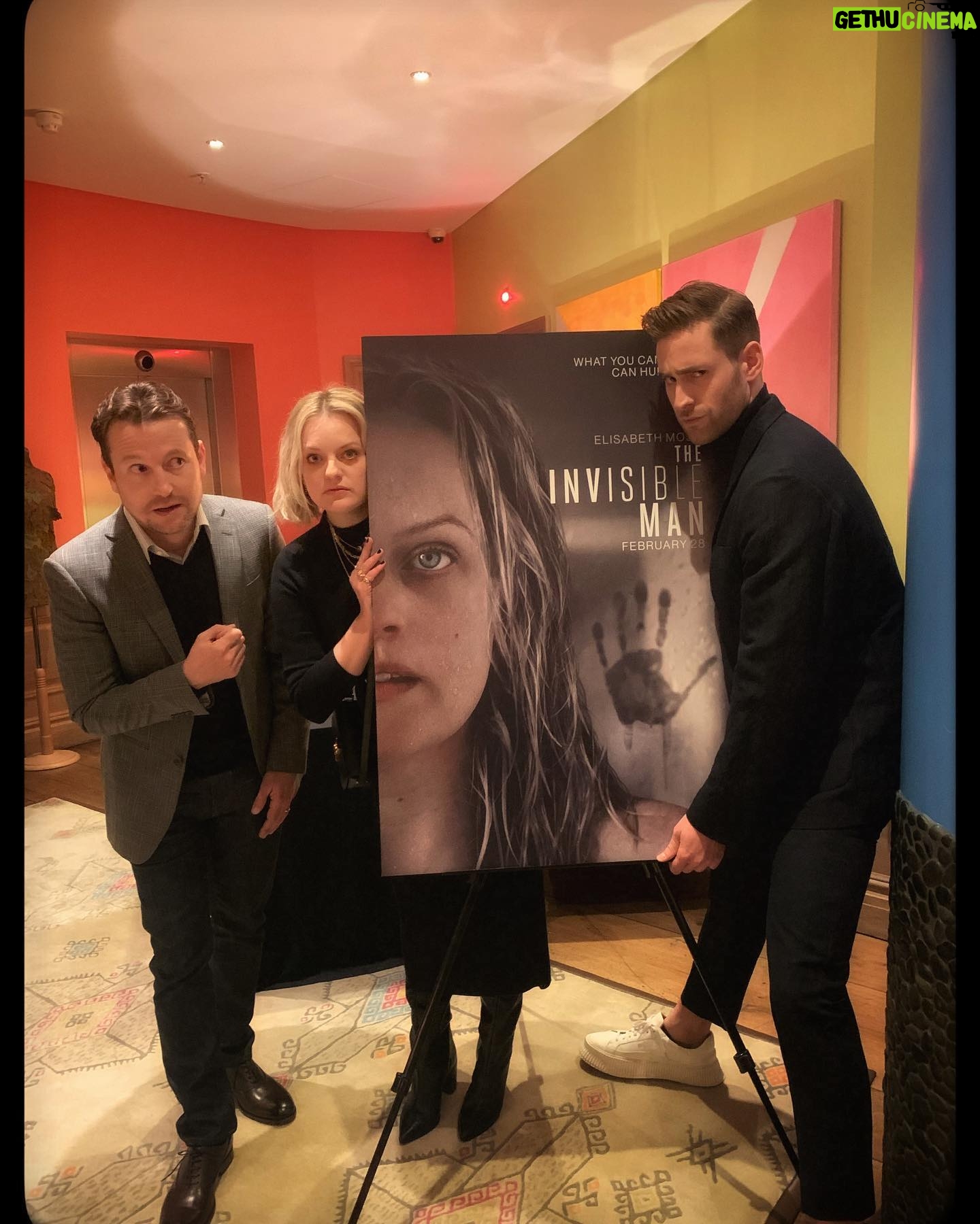 Elisabeth Moss Instagram - No @ojacksoncohen you cannot have another poster of me in your home... it’s just getting weird... 🤦🏼♀️ @theinvisiblemanmovie @glamouruk #leighwannell #theinvisibleman 🖤