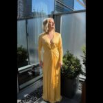 Elisabeth Moss Instagram - 💛💛💛 @chloehartstein @tommy_buckett @danielmartin @joannavargas @joannavargasnyc @tiff_net @handmaidsonhulu @stjohn #thehandmaidstale