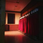 Elisabeth Moss Instagram - Hey guys:) we shut down production of season 4 in order to preserve the health and safety of our cast and crew and join the world in an attempt to flatten the curve. This show is my life and this cast and crew is my family. Nothing is more important than making sure they and everyone around them is safe. We hope to be back in production as soon as it’s safe to do so. In the meantime stay safe and healthy and take care of yourselves. So much love from our family to yours ❤️💃🏼❤️