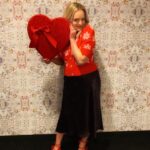 Elisabeth Moss Instagram - Happy Valentine’s Day from @kellyclarksonshow ❤️ thank you for having me @kellyclarkson!! I strongly advise you to watch this film with a big glass of wine 😜@theinvisiblemanmovie #theinvisibleman