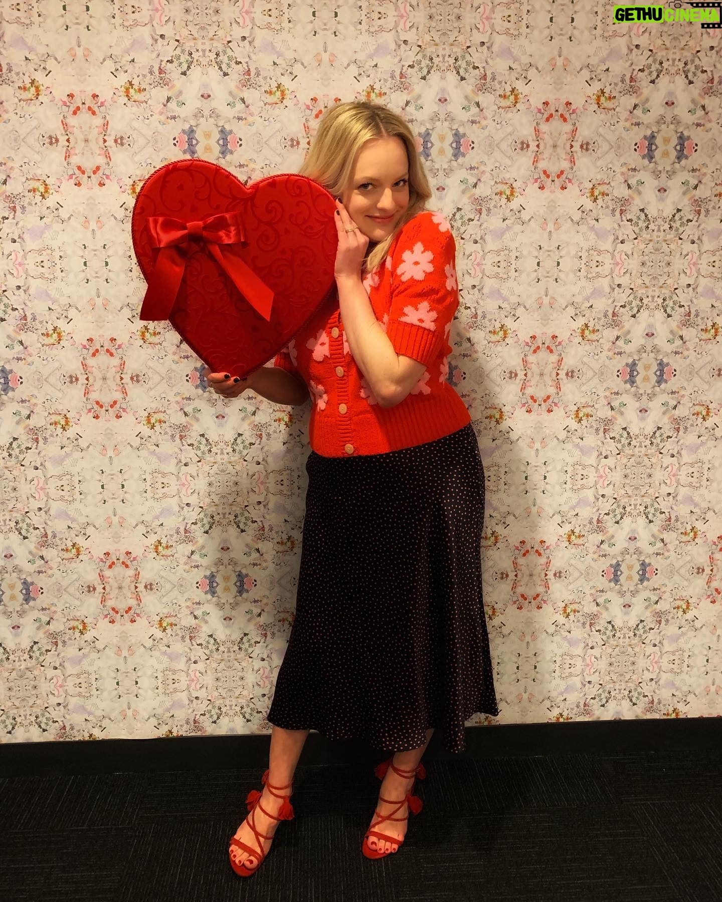 Elisabeth Moss Instagram - Happy Valentine’s Day from @kellyclarksonshow ❤️ thank you for having me @kellyclarkson!! I strongly advise you to watch this film with a big glass of wine 😜@theinvisiblemanmovie #theinvisibleman