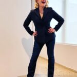 Elisabeth Moss Instagram - Oh hi. @appletvplus #shininggirls premieres April 29 😎@loveandsqualorpictures