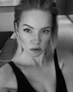 Elisha Cuthbert Instagram - Spring cleaning 💋 I’m in my “Old Content freaks me out,Era” 😜