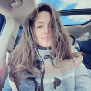 Eliza Dushku Instagram - Easy “Mom Lob” @ hubs longtime salon/stylist @leonandcosalon by the lovely: Leon de Magistris (only 2nd cut since pandemic!) asked him to LOB ME..! Holy hair freedom🕊 😘

Happy Holidays!

#bostonhairstylists #bostonhairstylist #bostonhair #LeondeMagistris 💇🏽‍♀️🙏