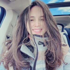 Eliza Dushku Instagram - Easy “Mom Lob” @ hubs longtime salon/stylist @leonandcosalon by the lovely: Leon de Magistris (only 2nd cut since pandemic!) asked him to LOB ME..! Holy hair freedom🕊 😘

Happy Holidays!

#bostonhairstylists #bostonhairstylist #bostonhair #LeondeMagistris 💇🏽‍♀️🙏