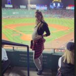 Eliza Dushku Instagram - 1st ⚾️👶🏻💙 @redsox @fenwaypark❣️#bumpin